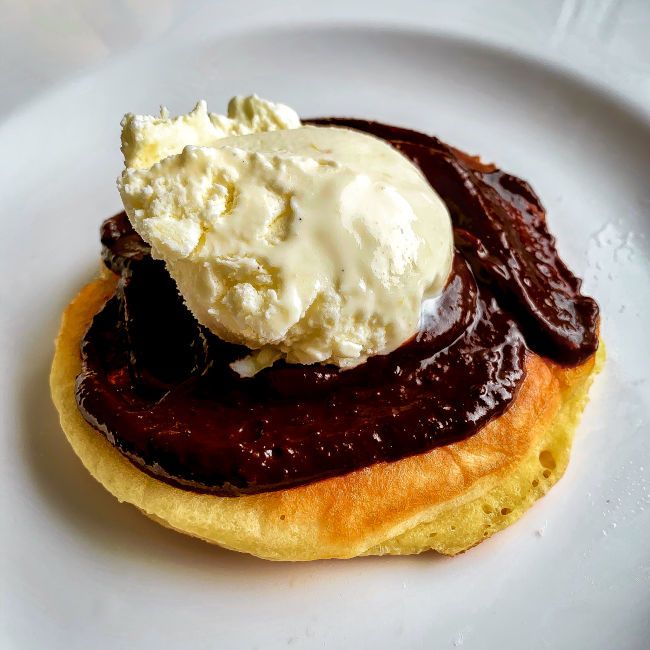 Pancake mit Schokoladensoße und Vanilleeis