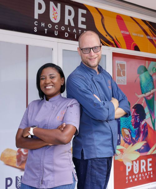 Rennae Johnson und ihr Mann Wouter Tjeertes gründeten PURE Chocolate 2017 in Jamaika.